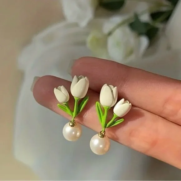 Tulip Floral Pearl Drop Earrings - Picture 1 of 5